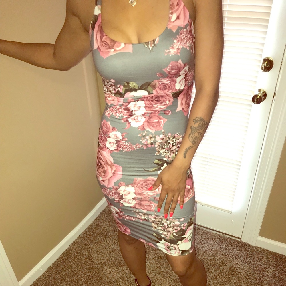 Sleeveless pink and gray floral midi/mini dress